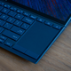 El touchpad es algo estrecho y deja poco espacio para hacer gestos táctiles con varios dedos.